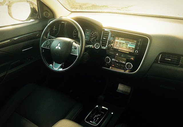 2016 Mitsubishi Outlander ES interior