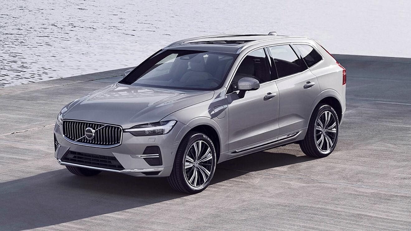 2021 Volvo XC60 Front and Side View