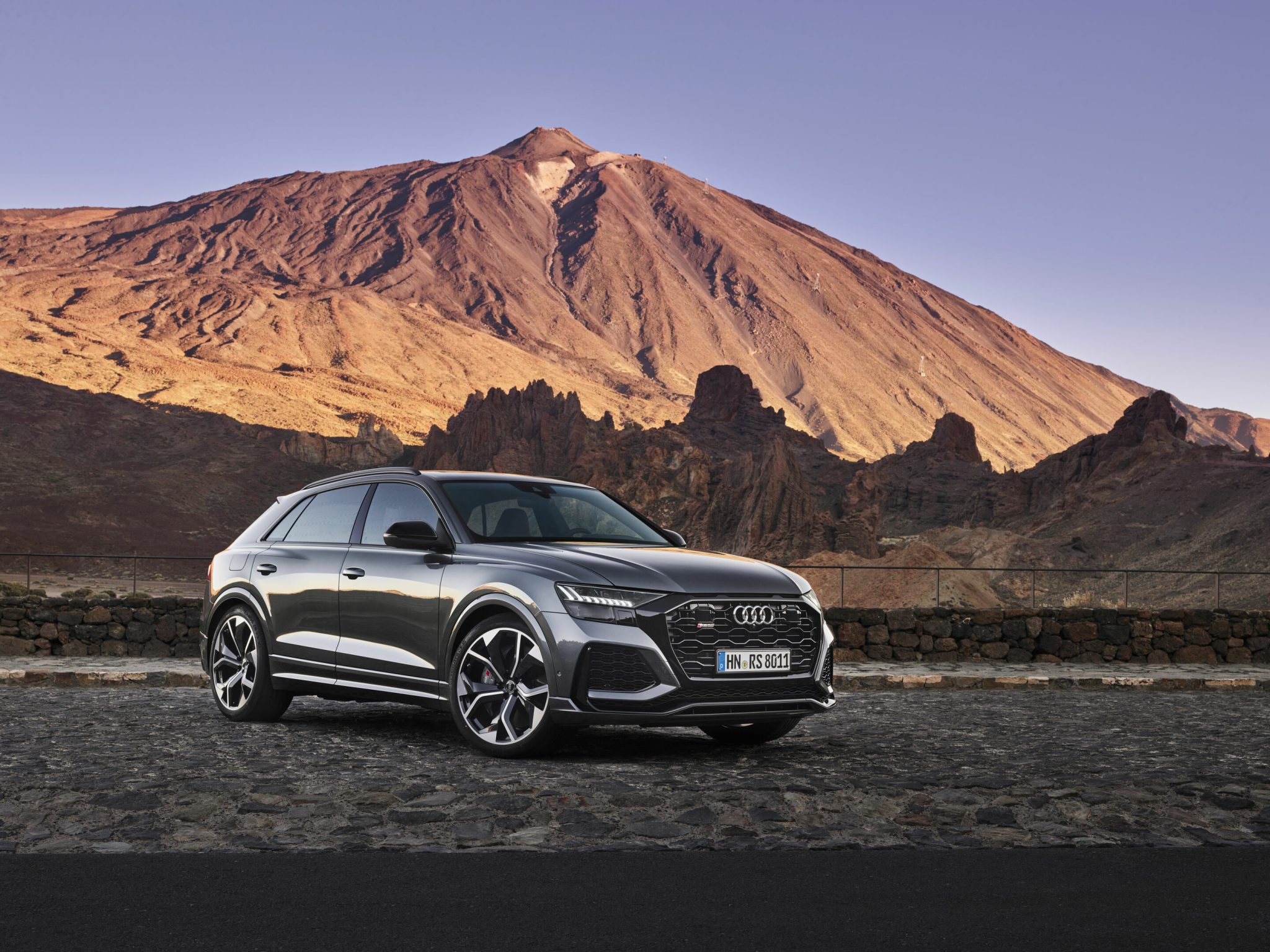 Three-quarter front view of a 2023 Audi RS Q8