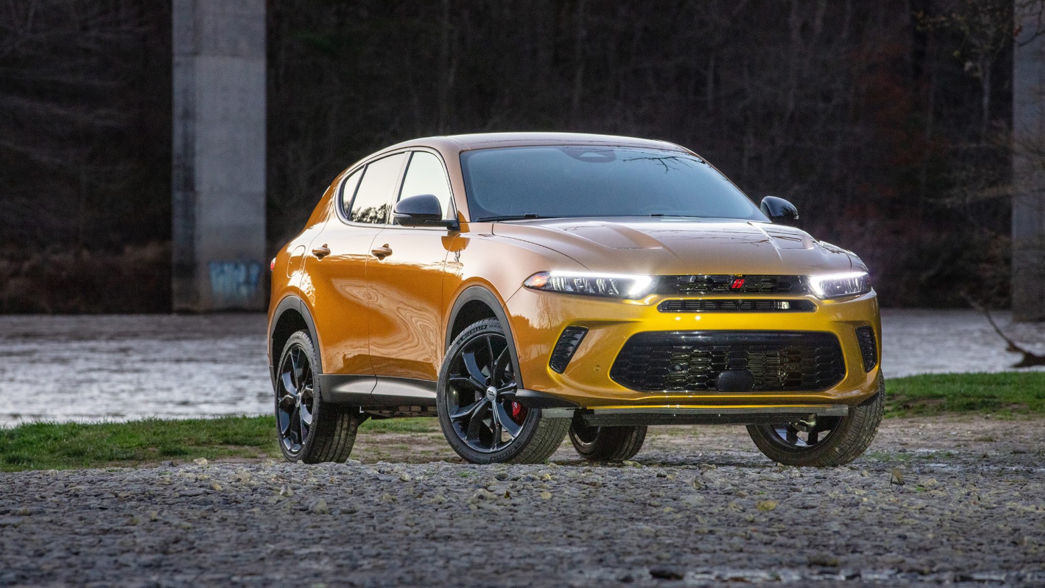 Three-quarter front view of a 2023 gold Dodge Hornet GT