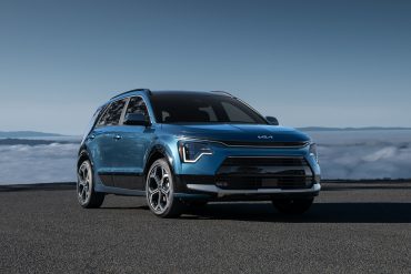 Three-quarter front view of a 2023 blue Kia Niro PHEV