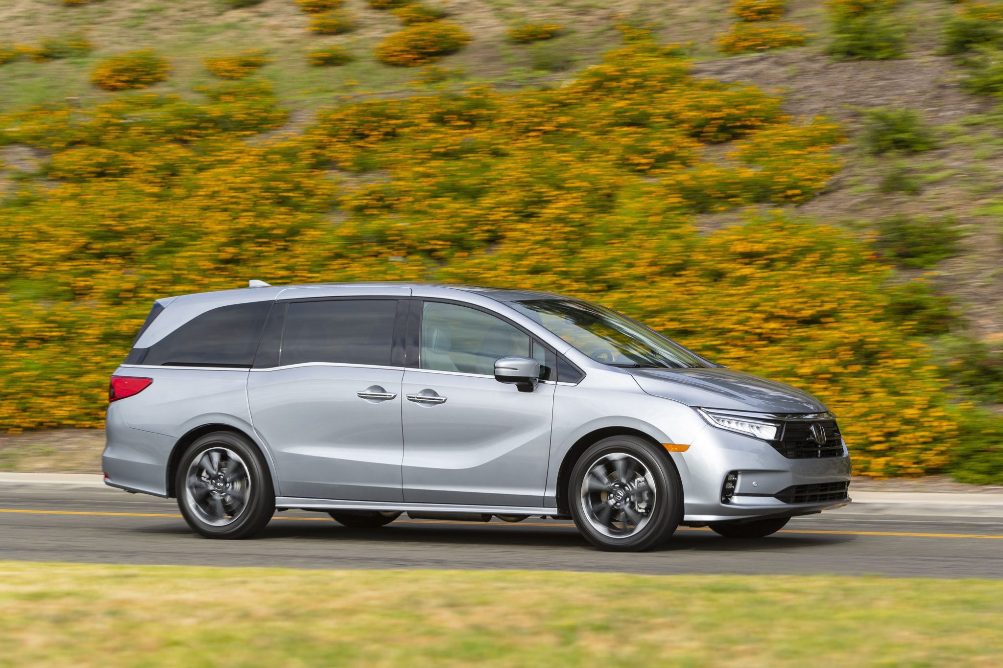 Side view of a 2024 silver Honda Odyssey