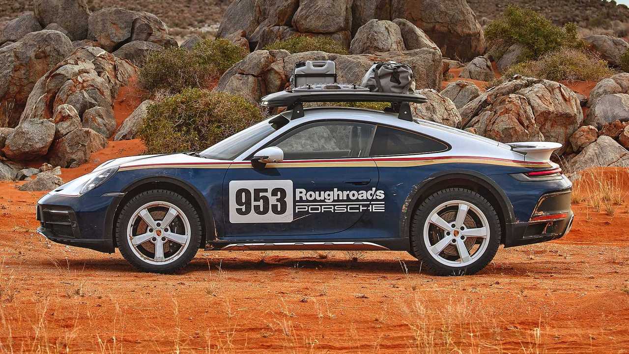 Side profile of a Porsche 911 Dakar with a roof rack.