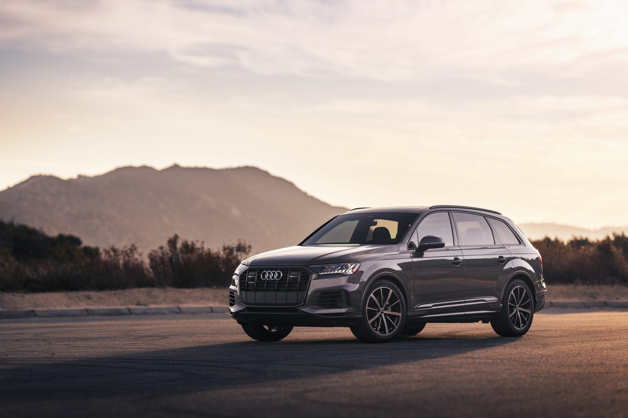 Three-quarter side view of a 2024 grey Audi Q7