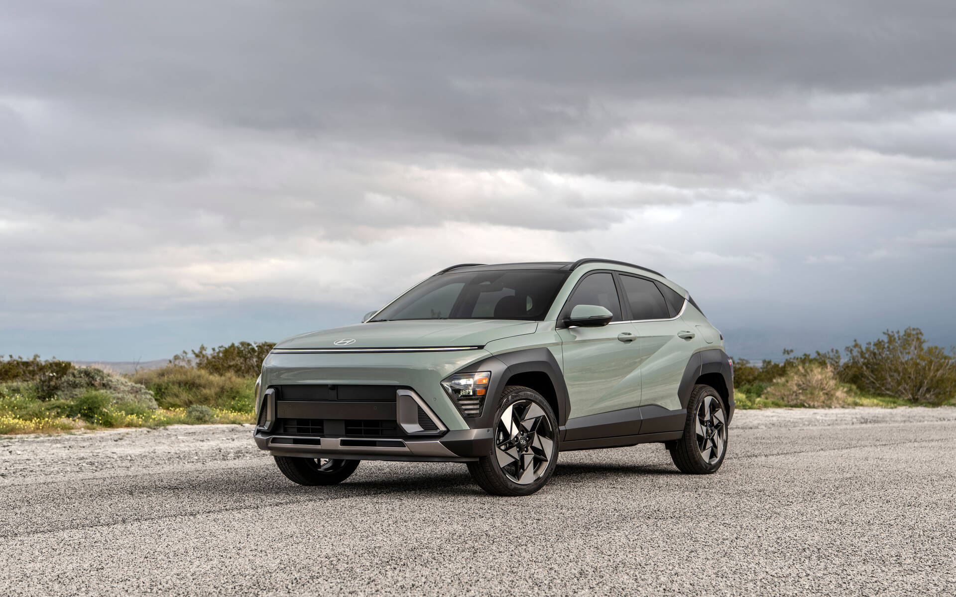 Three-quarter front view of a 2024 green Hyundai Kona